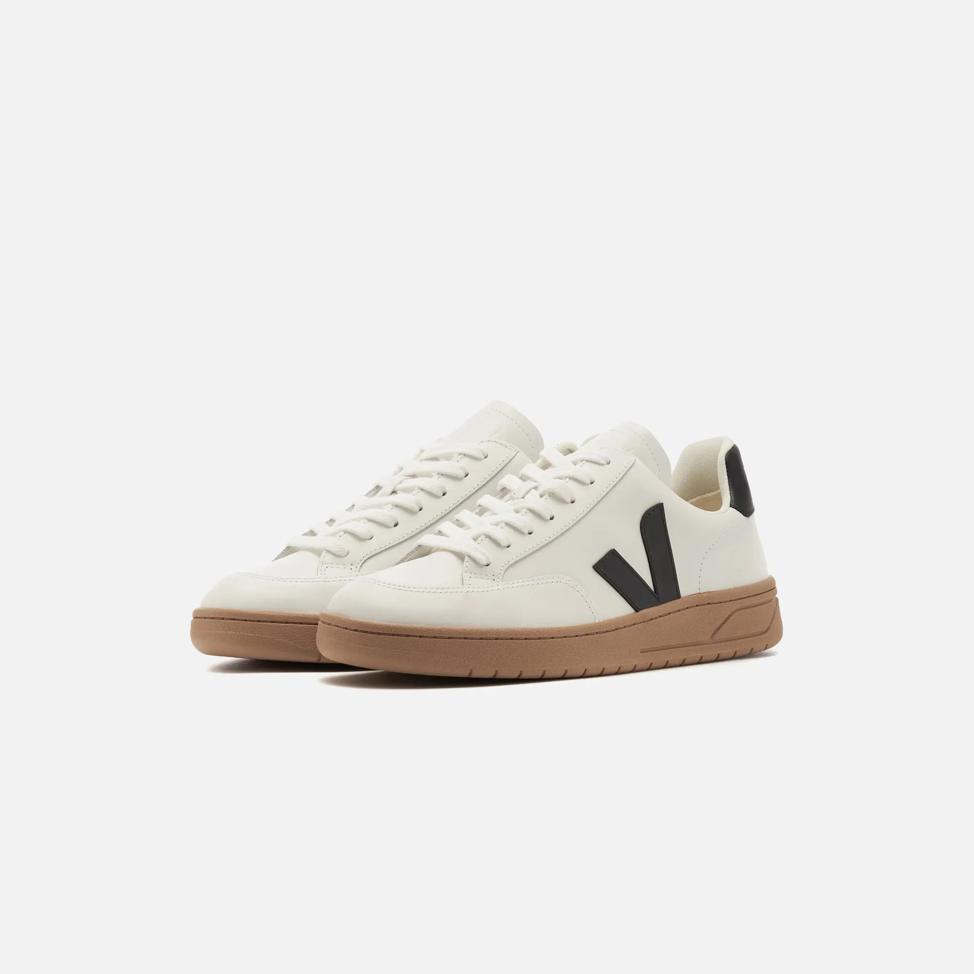 Average Look Label Veja V-12 - Extra White / Black / Dune