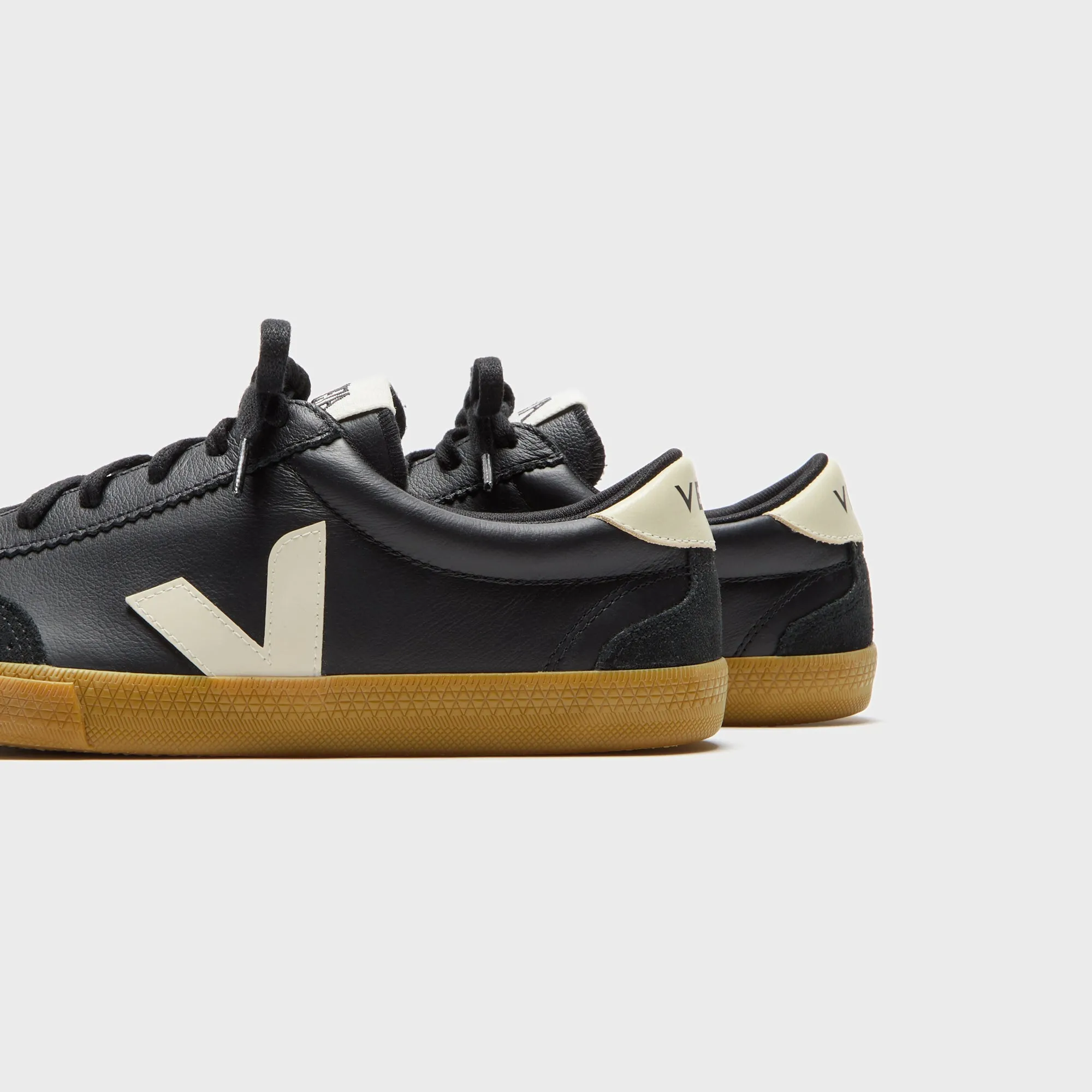 Veja Volley - Black Pierre Walk Loud